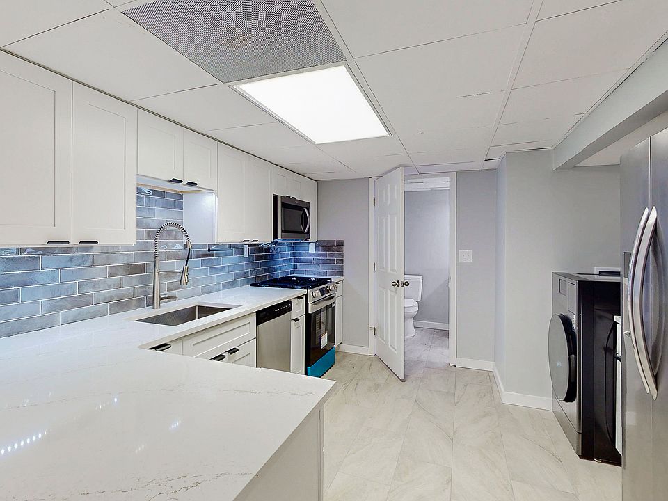 Full kitchen with sit at counter