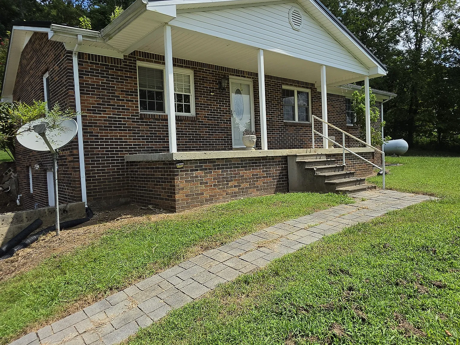 3 bed, 1170 sqft, $1,550 — Photo 2