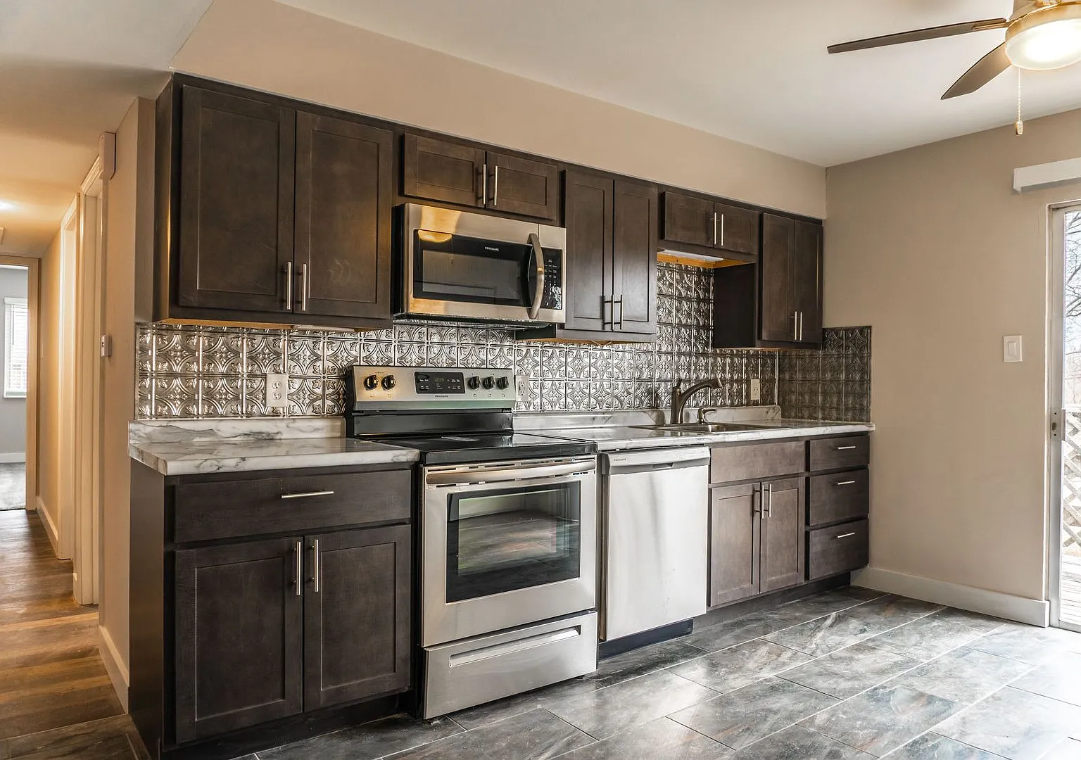 Pet friendly renovated two bedroom — Photo 1