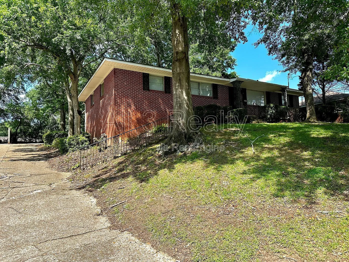 3 bed, 2.0 bath, 1989 sqft, $1,195 — Photo 2