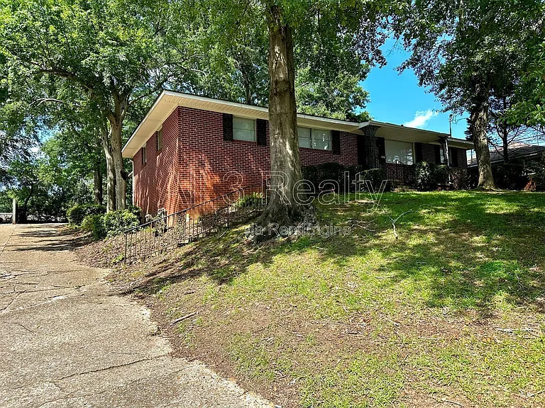 1009 Rosedale Dr — Photo 2