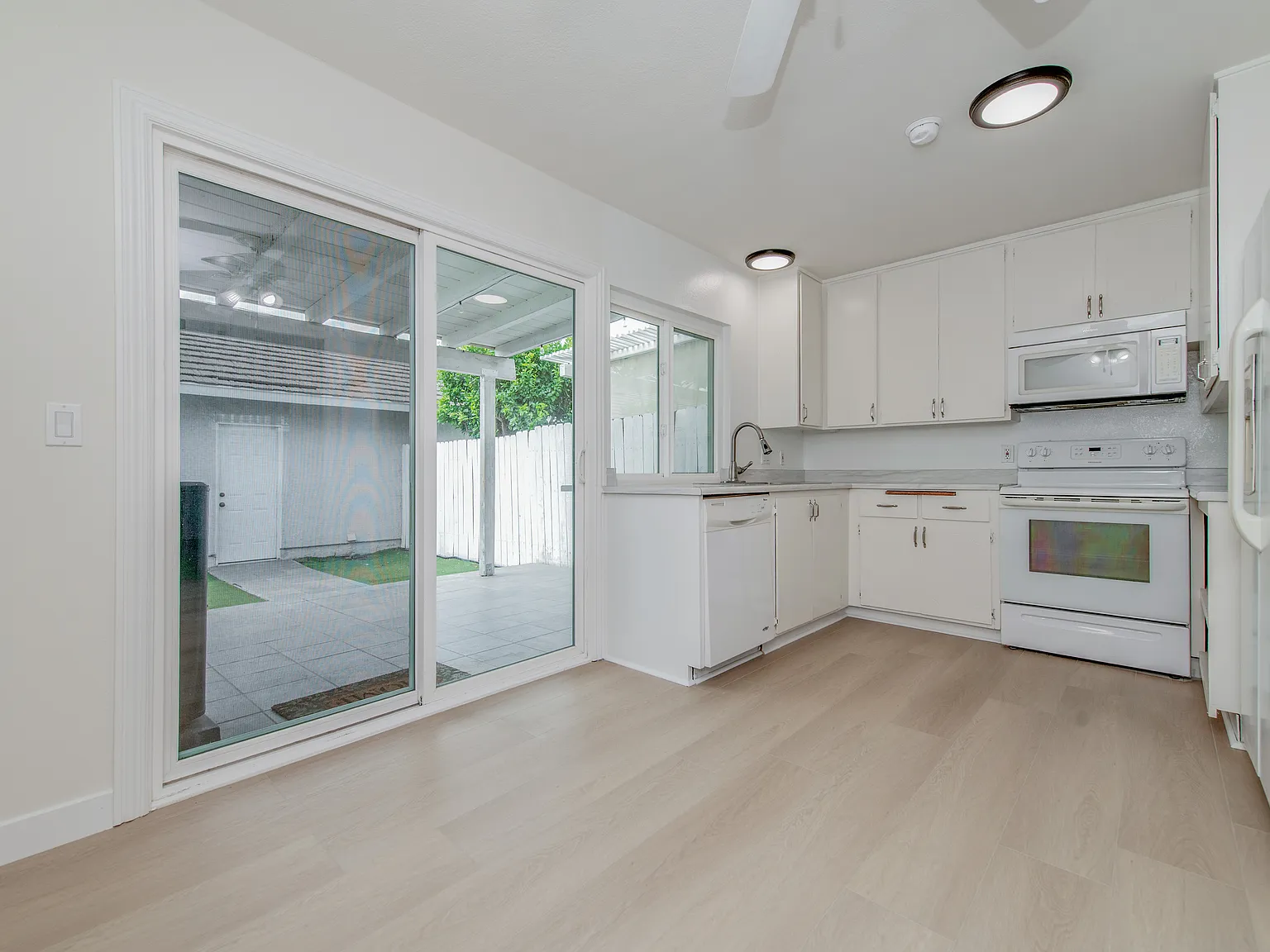 2 bed, 1.5 bath, 928 sqft, $2,850 — Photo 3