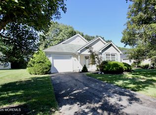 6 Wellington Lane, Lakewood, NJ 08701