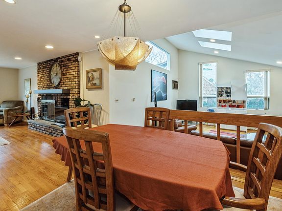 5th image of 122 Garden Dr