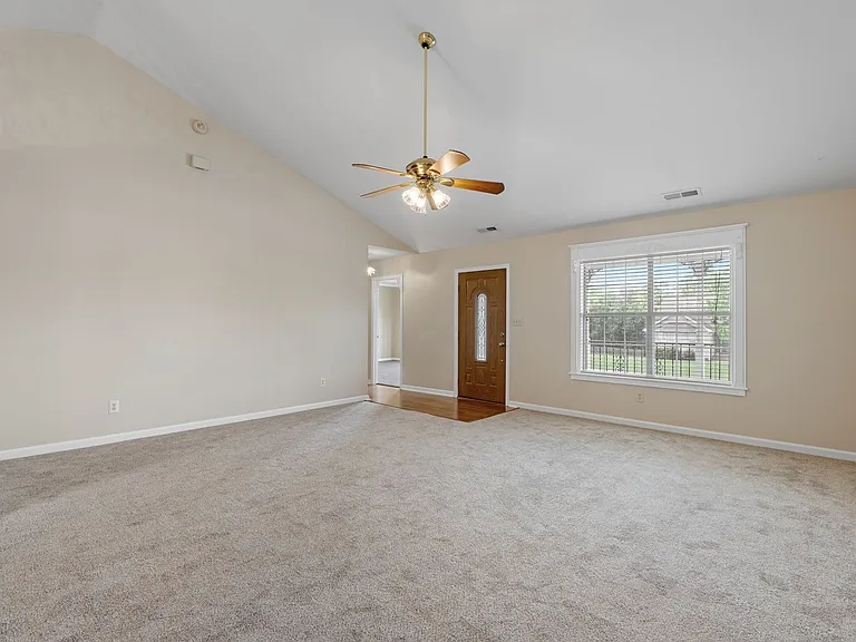 124 Cornelson Dr — Photo 7