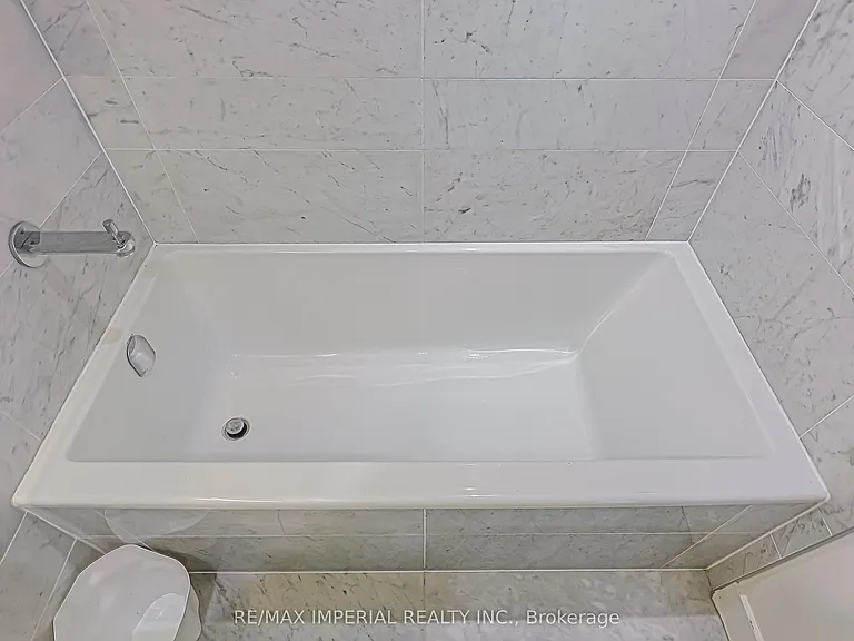 17 Bathurst St #2707 — Photo 27
