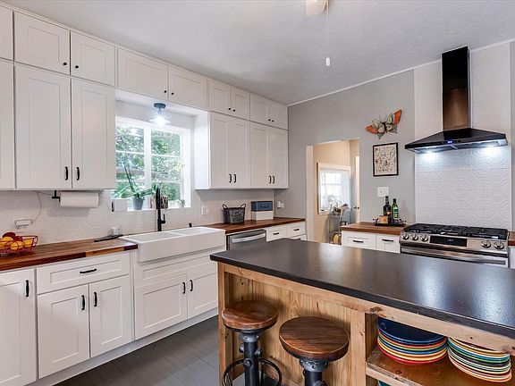 5th image of 1012 Edwards St