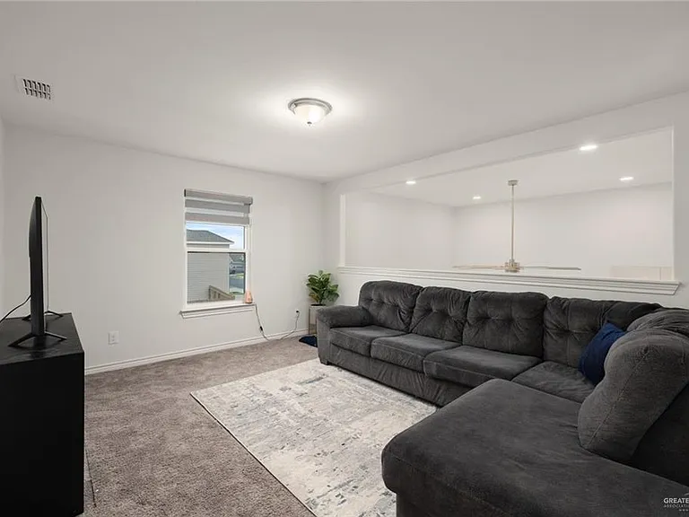 405 Olympic St — Photo 8