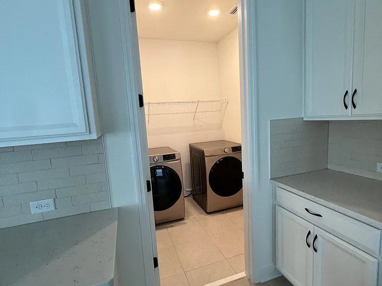 207 Chalet Ct — Photo 9