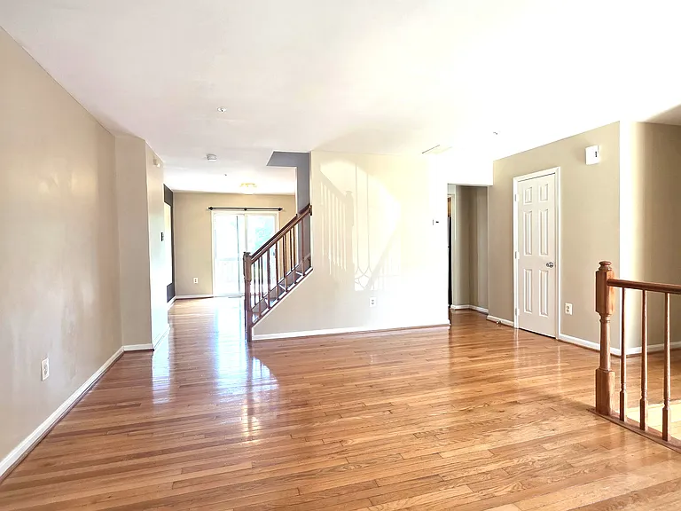940 Newington Ct — Photo 3