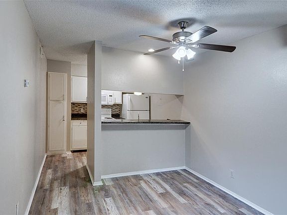 KITCHEN BREAKFAST BAR