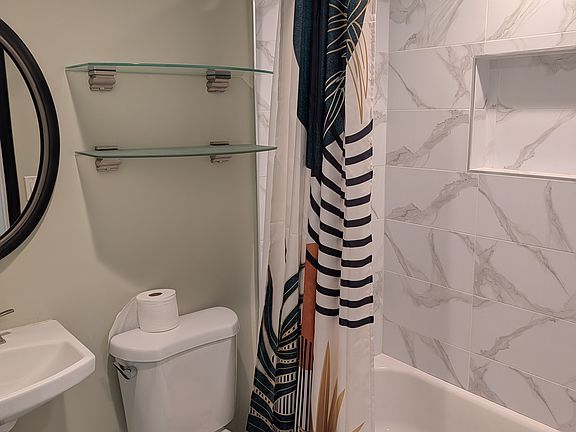 5th image of 824 Sheridan St