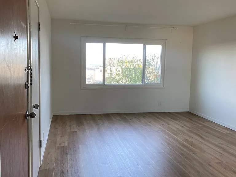 694 Corbett Ave — Photo 2