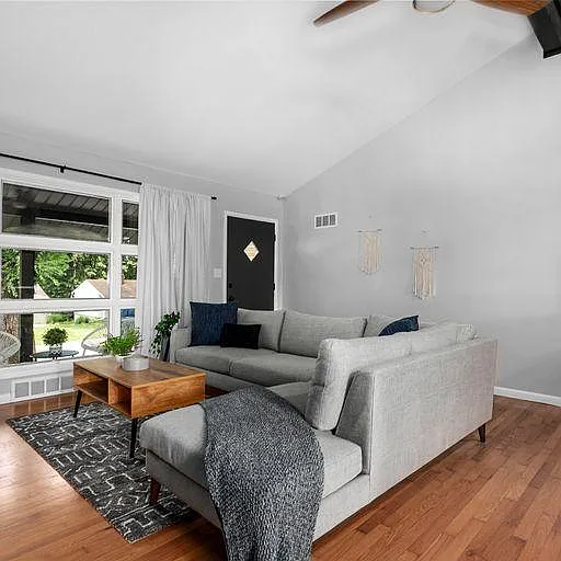 3 bed, 1117 sqft, $5,000 — Photo 3