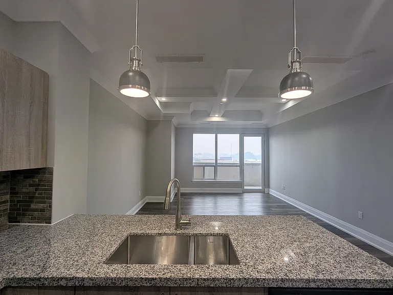 121 King St W — Photo 55