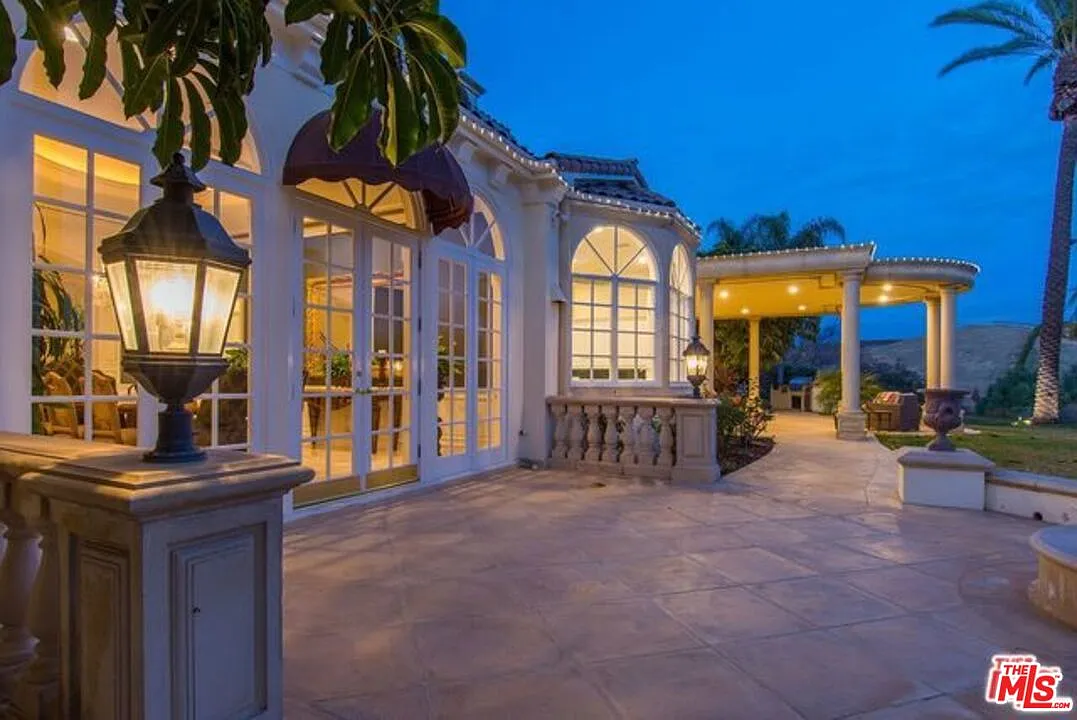 7 bed, 5.5 bath, 9627 sqft, $21,995 — Photo 3
