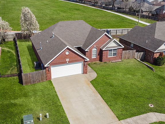 Eagle Creek is located near Regional Airport but without the traffic noise. Perfect for commuting to XNA or Walmart Distribution Center