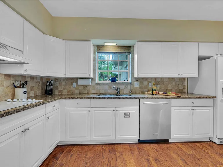 1612 E Lake Dr — Photo 6