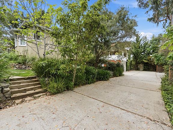 3rd image of 1700 Pine Knoll Dr