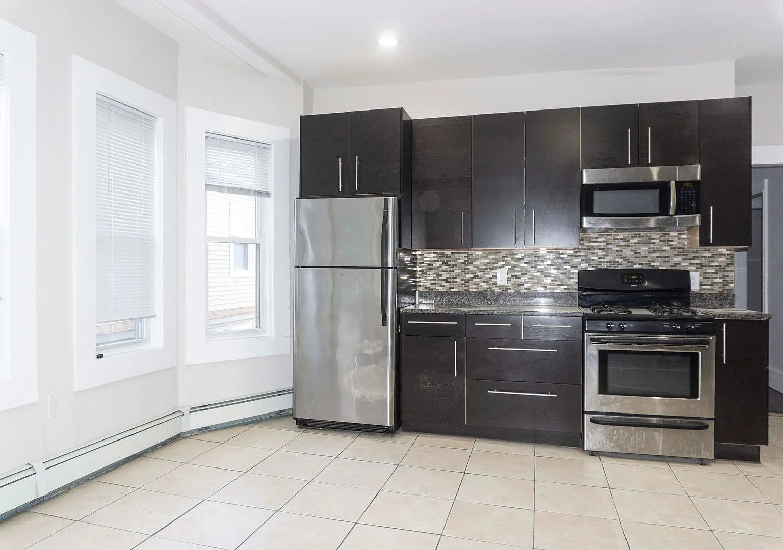 No Brokers Fee, No Security Deposit, Close to T Stop, Laundry on a Site — Photo 3
