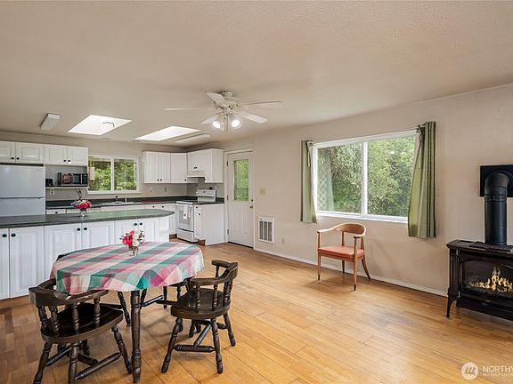 4th image of 1050 Montague Avenue