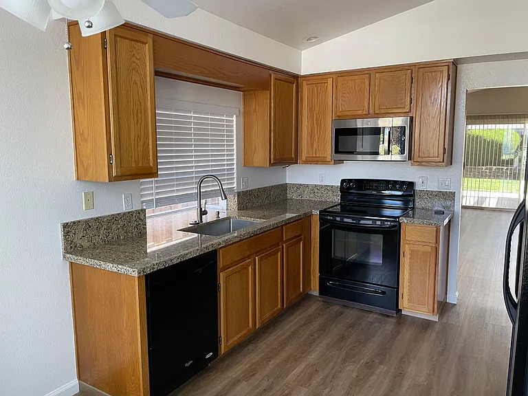 72 Elizabeth Ct — Photo 4