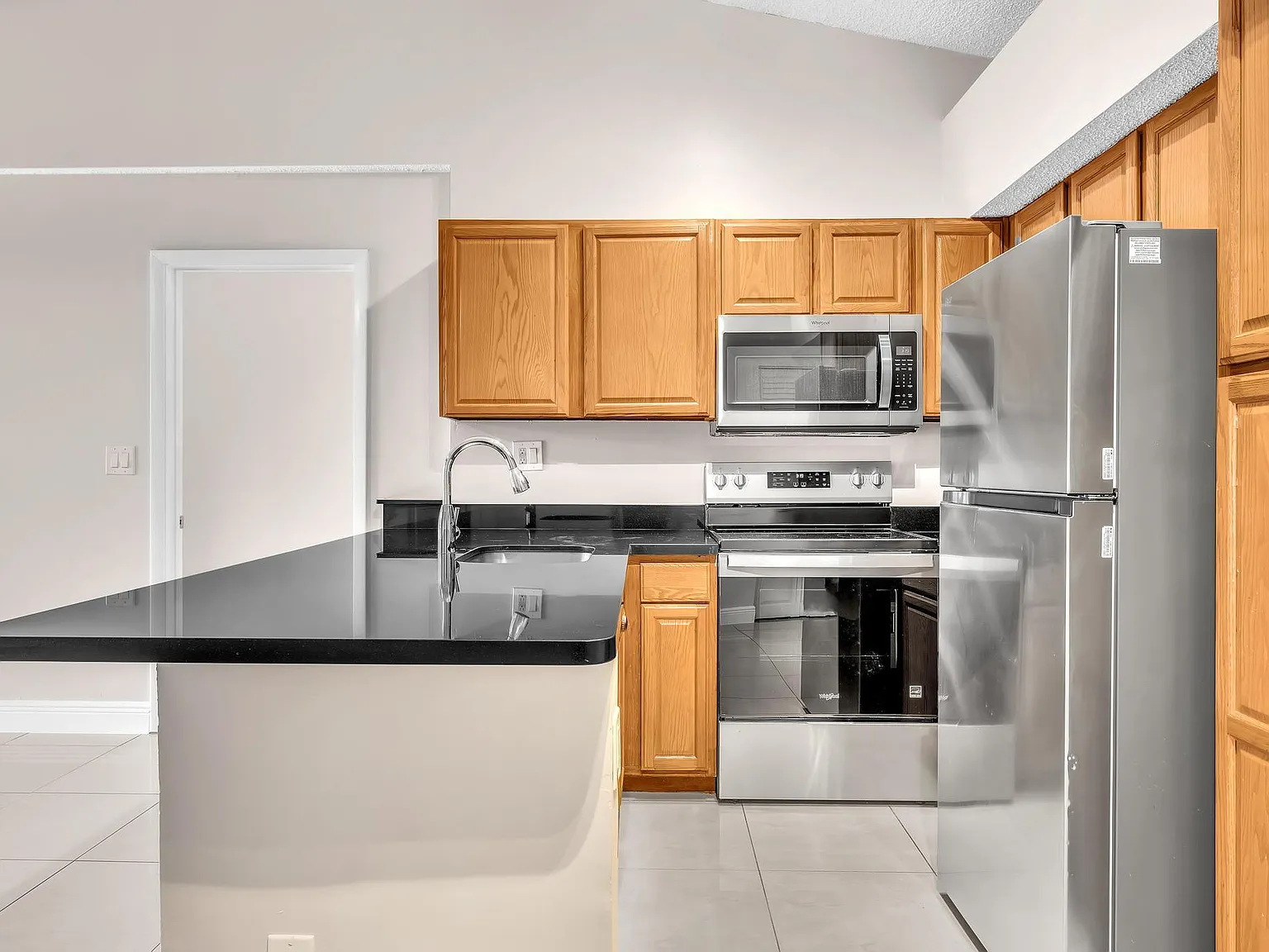 2 bed, 2.0 bath, 975 sqft, $2,200 — Photo 3