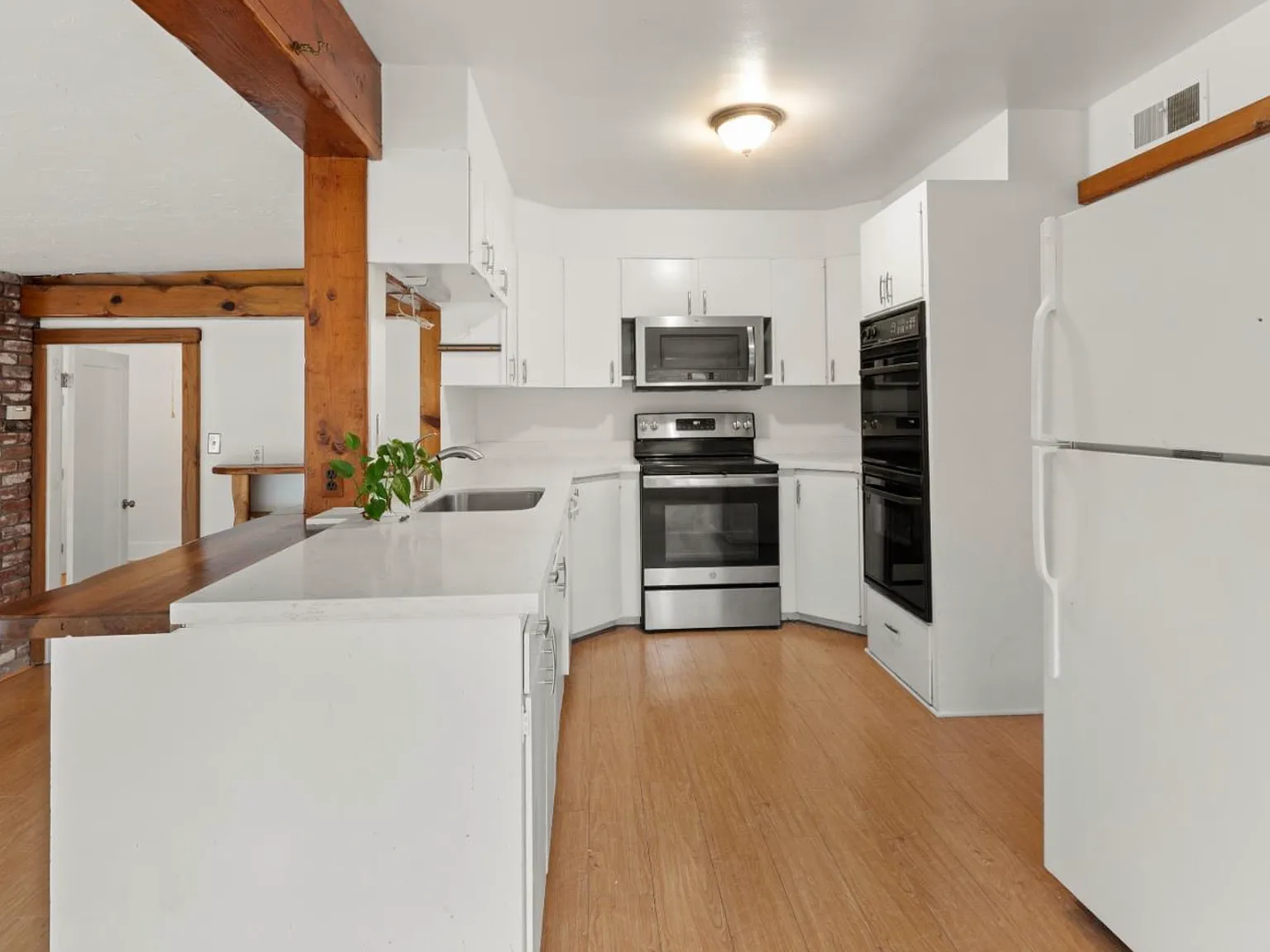 3 bed, 1580 sqft, $7,150 — Photo 3