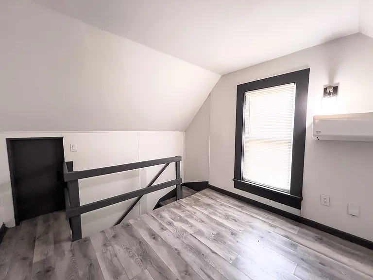 1424 E Broadway St — Photo 16