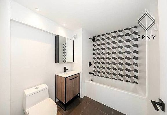 4th image of 319 19th St #2Q