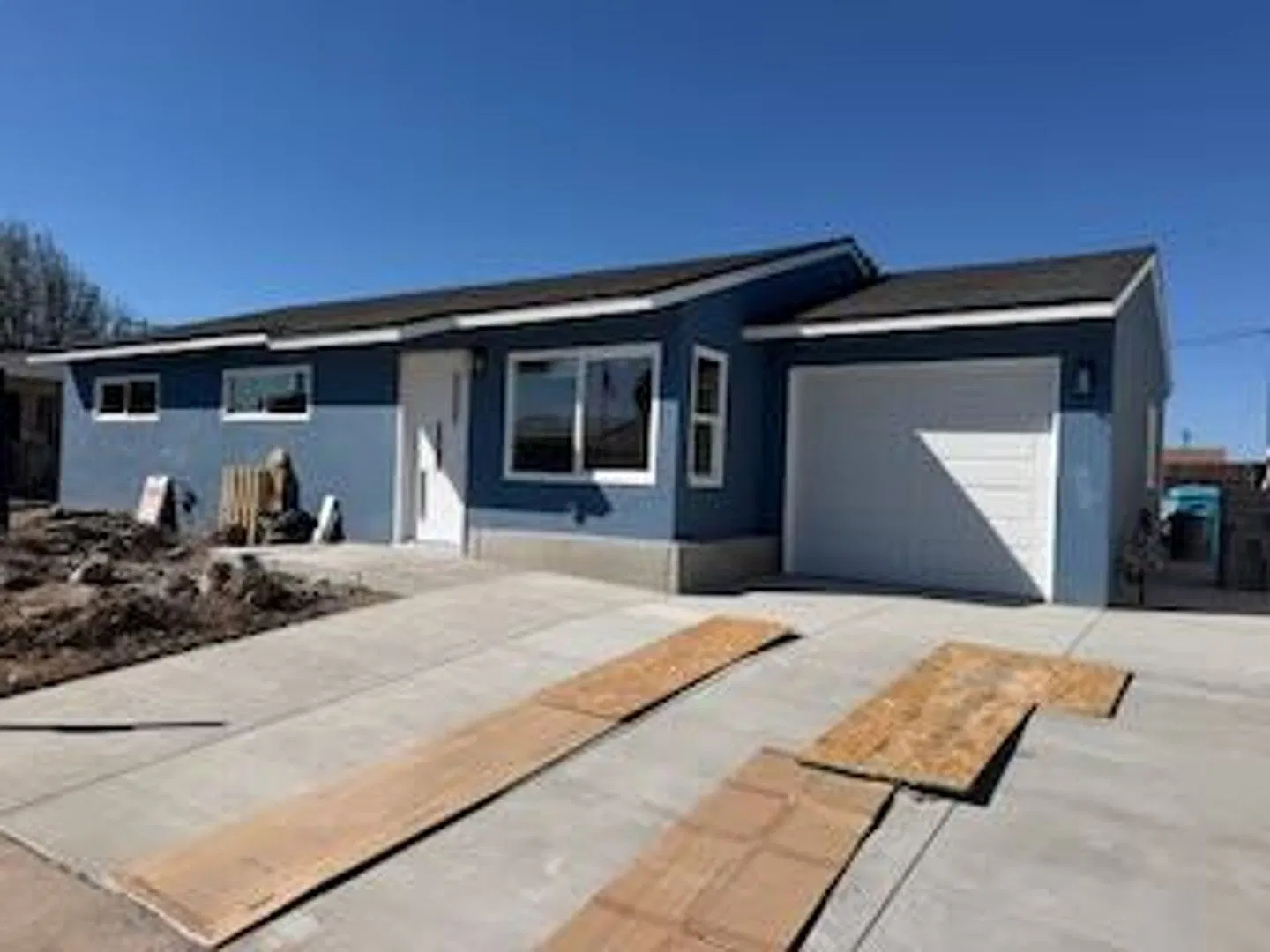 Amazing remodeled 4 Bedroom, 2 Bath Home with Large yard. — Photo 3
