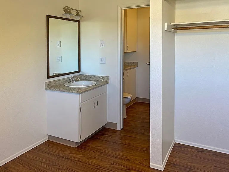 480-Knox St — Photo 10