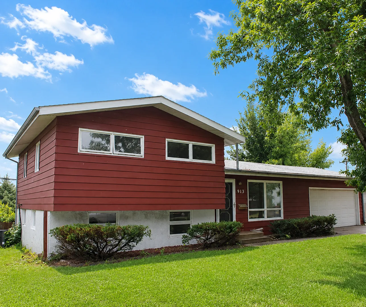 Updated 3 Bedroom Home | Pet Friendly | Prime Location — Photo 3