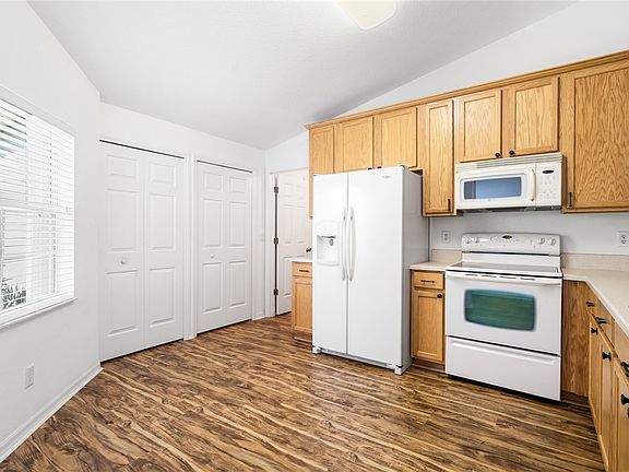 5th image of 840 Greenleaf Cir