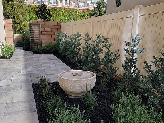 Side private yard with fountain