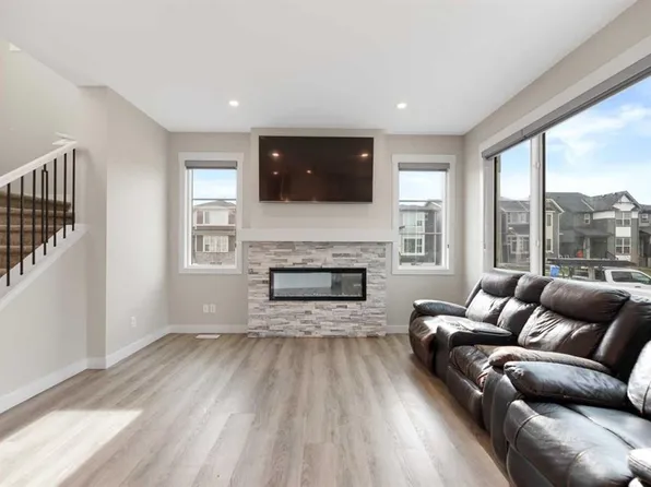 7 E Corner Glen Cmn NE, Calgary, AB T3N 2L5