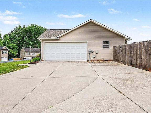 2nd image of 125 Gumtree Ct