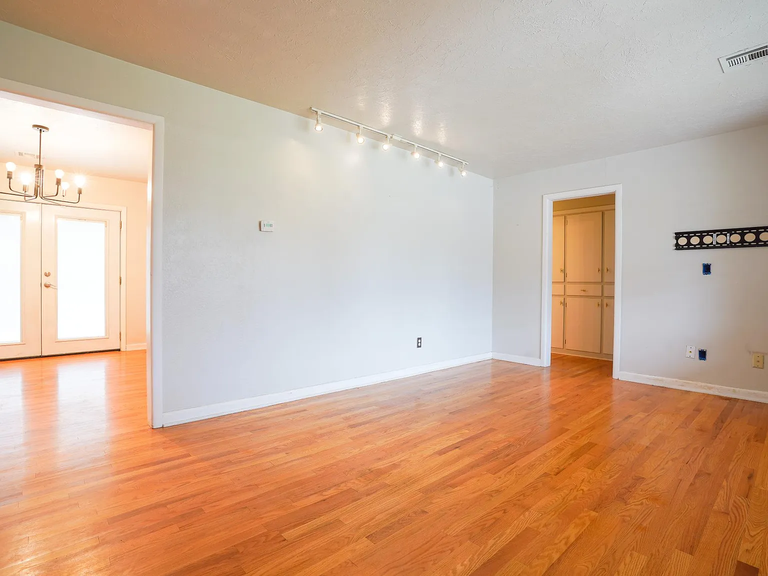 3 bed, 1.5 bath, 1146 sqft, $1,500 — Photo 4