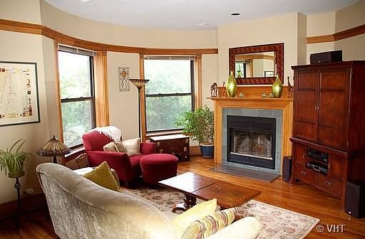 2nd image of 4729 N Kenmore Ave APT 3