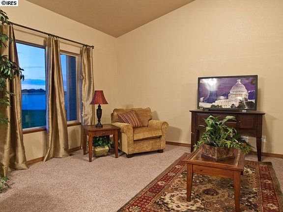 5th image of 662 Babine Ct