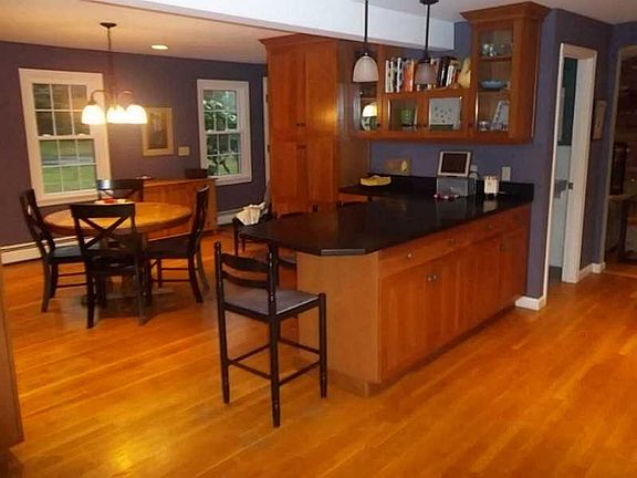 3rd image of 184 Hemlock Dr