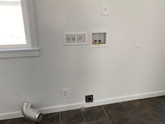 Washer/Dryer hookups