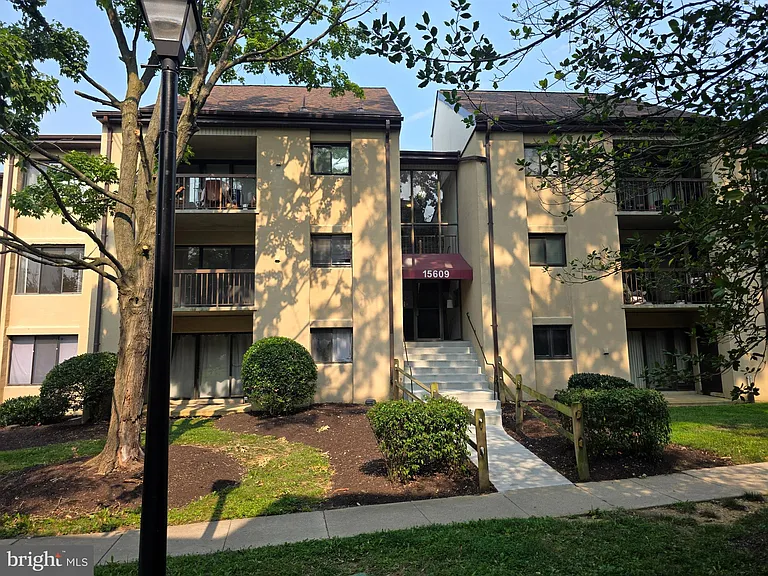 15609 Dorset Rd #201 — Photo 2