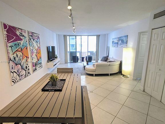 4th image of 800 West Ave APT 938