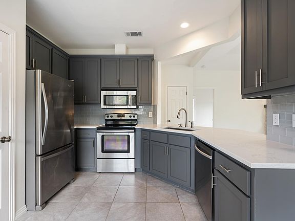4th image of 415 Hazeltine Dr