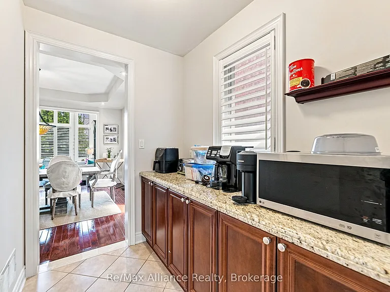 2404 Rideau Dr — Photo 10