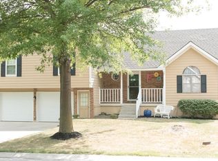 1215 NE Ridgeview Dr, Lees Summit, MO 64086