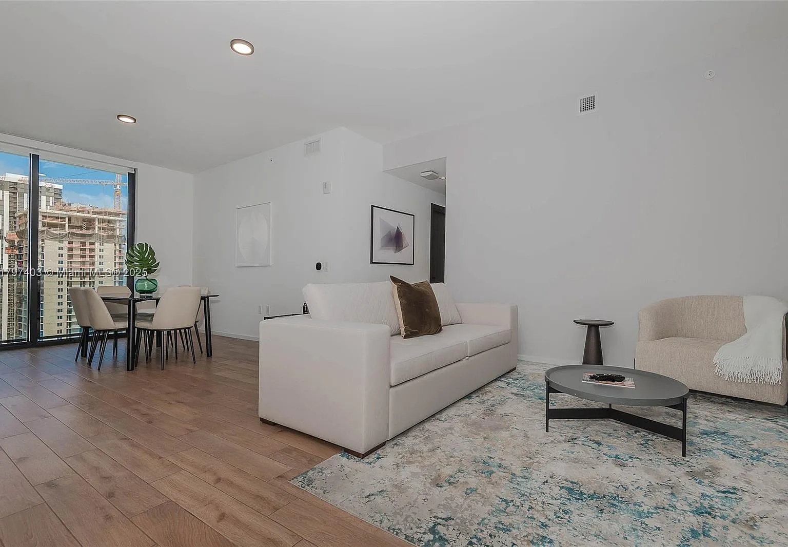 3 bed, 2301 sqft, $6,900 — Photo 2