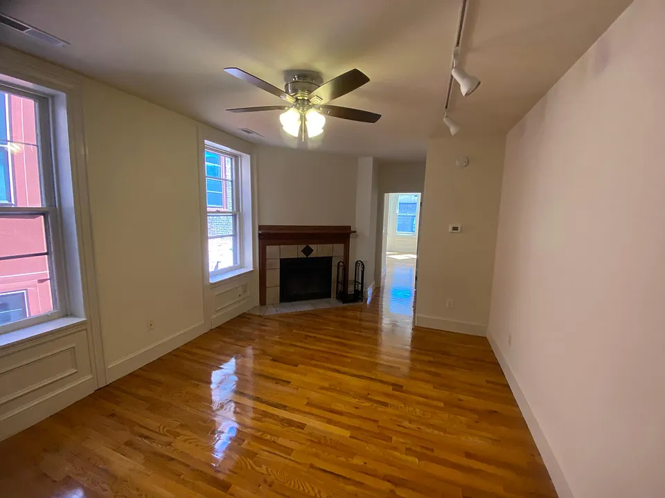 living room , working fireplace, ceiling fan