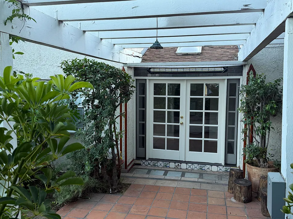 3050 Honolulu Ave